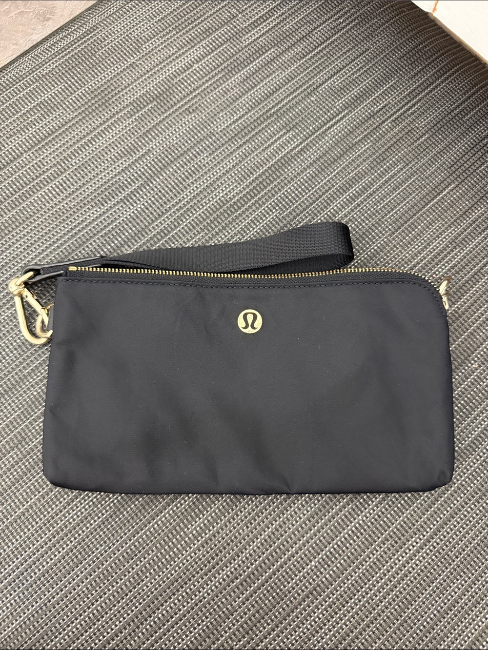 Lululemon Curved Wristlet Black/Gold – 3 Compartments